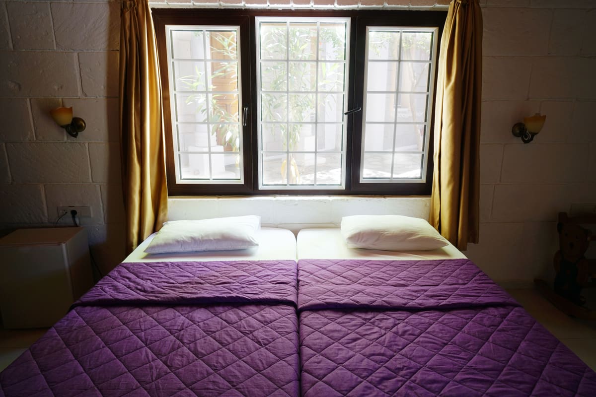 Hydraulic Storage Bed (Queen · Walnut)