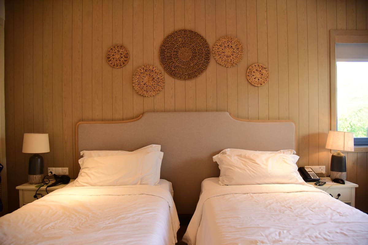 Upholstered Bed (King · Slate Grey)