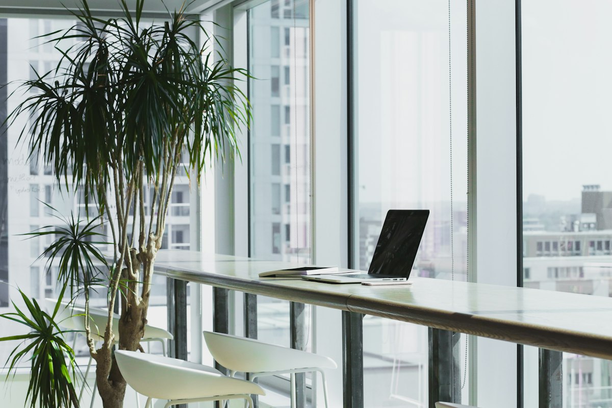 Computer Table (Compact · Frosty White)
